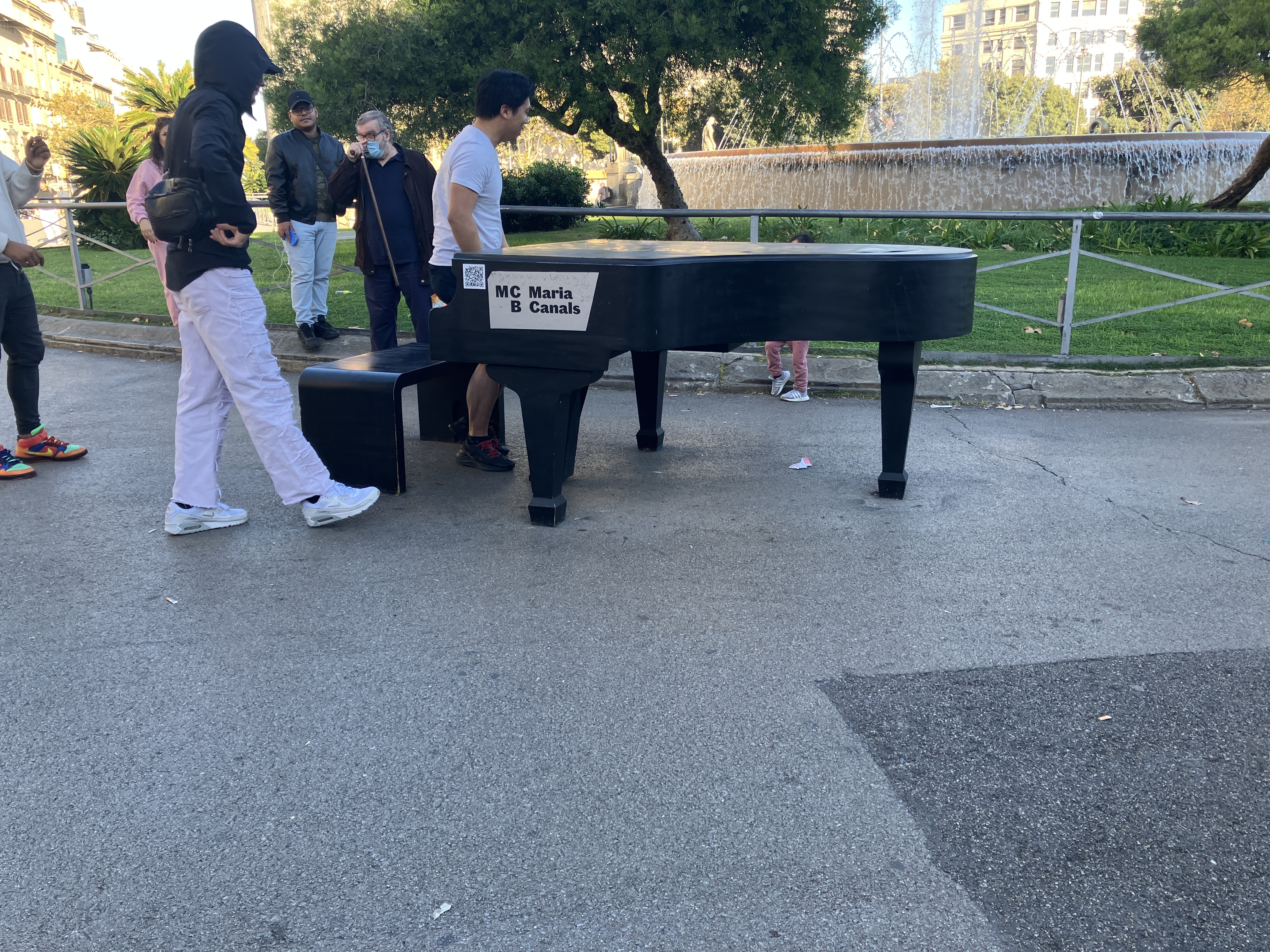 カタルーニャ広場のストリートピアノ.見づらいですが,上部に太陽電池が付いています.