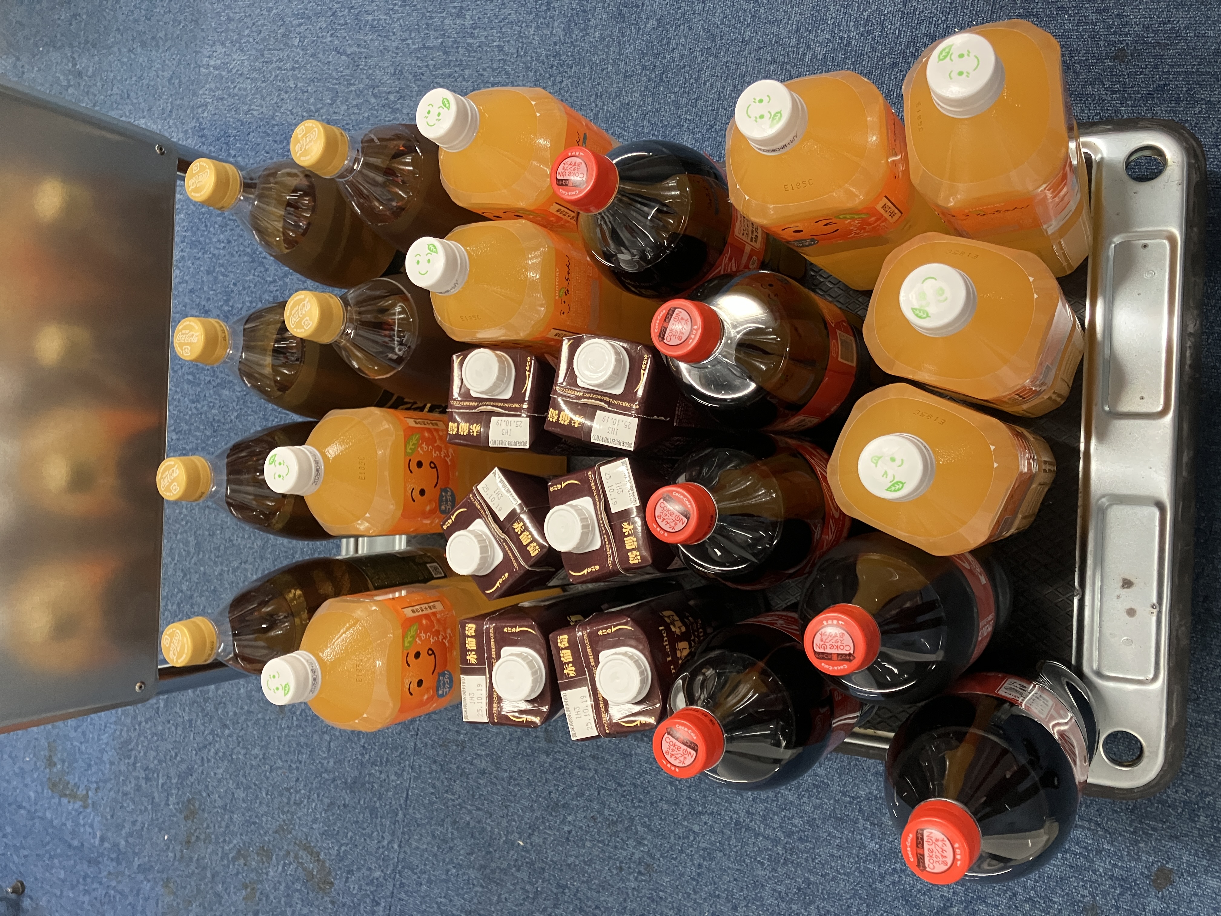 飲み物が多すぎて,台車で運ばないとやってられなかったです.