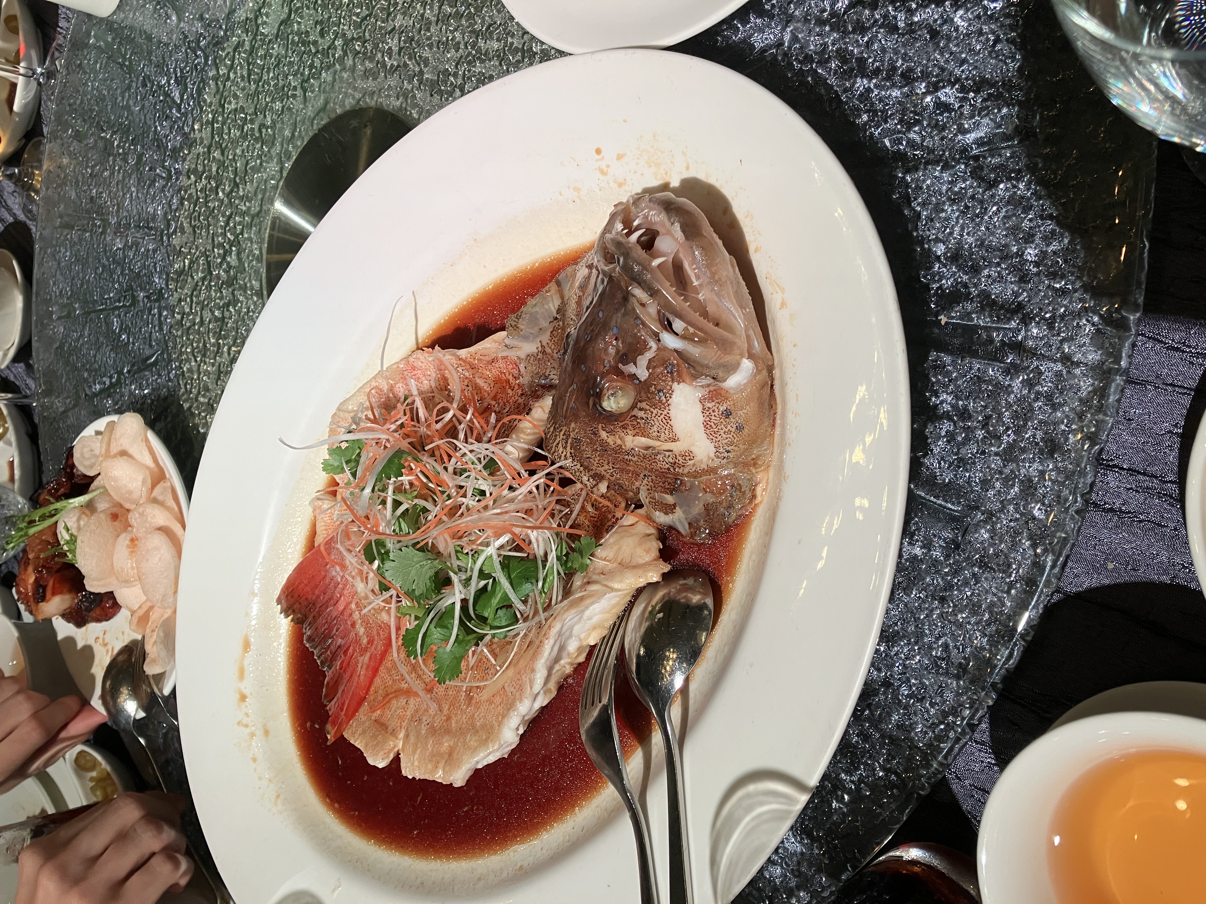 学会のBanquetで出てきた,すごいインパクトの魚料理