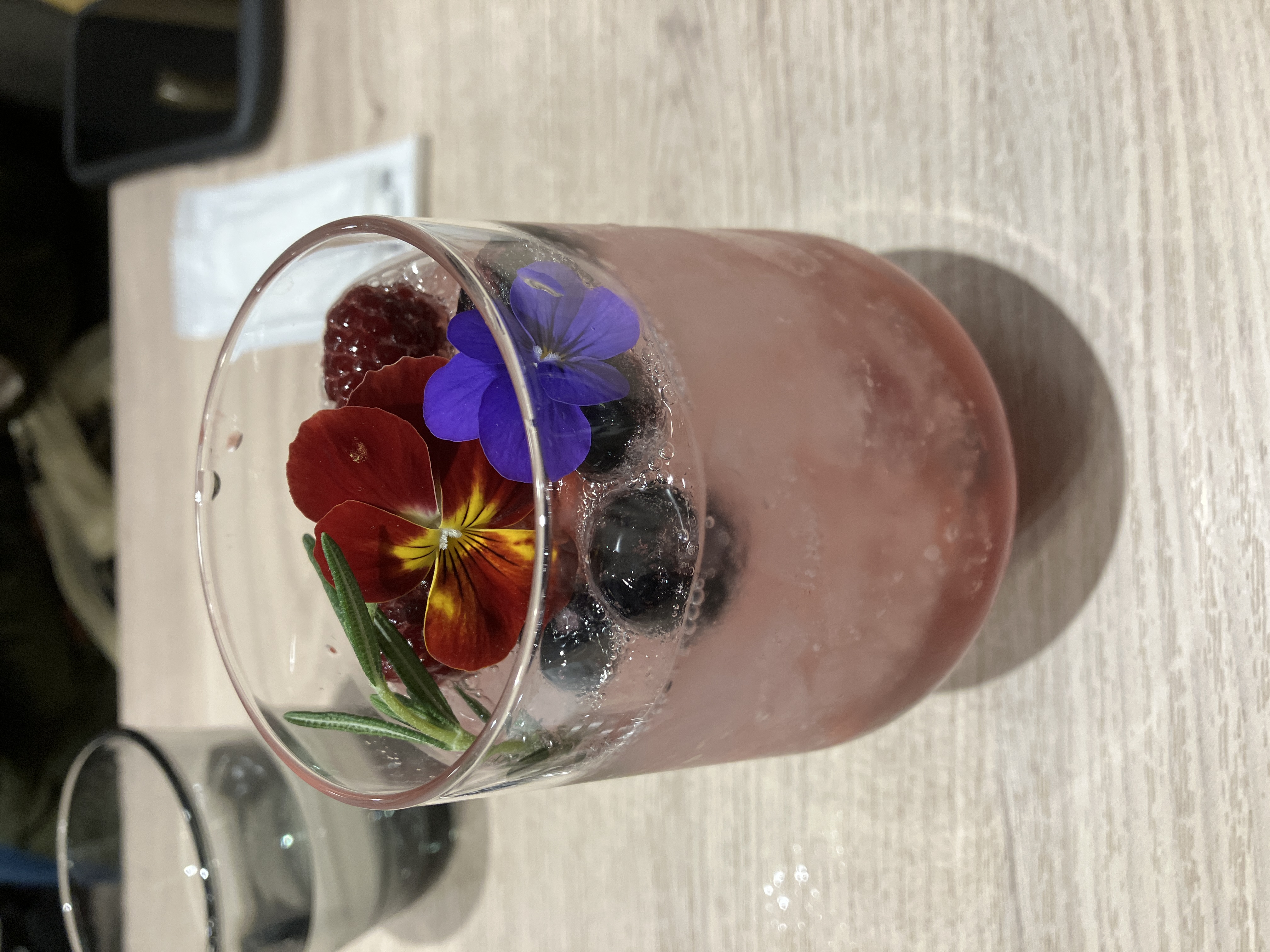 東京駅のカフェで注文したオシャレなサイダー.映える写真を撮る能力はどこかに忘れてきました.