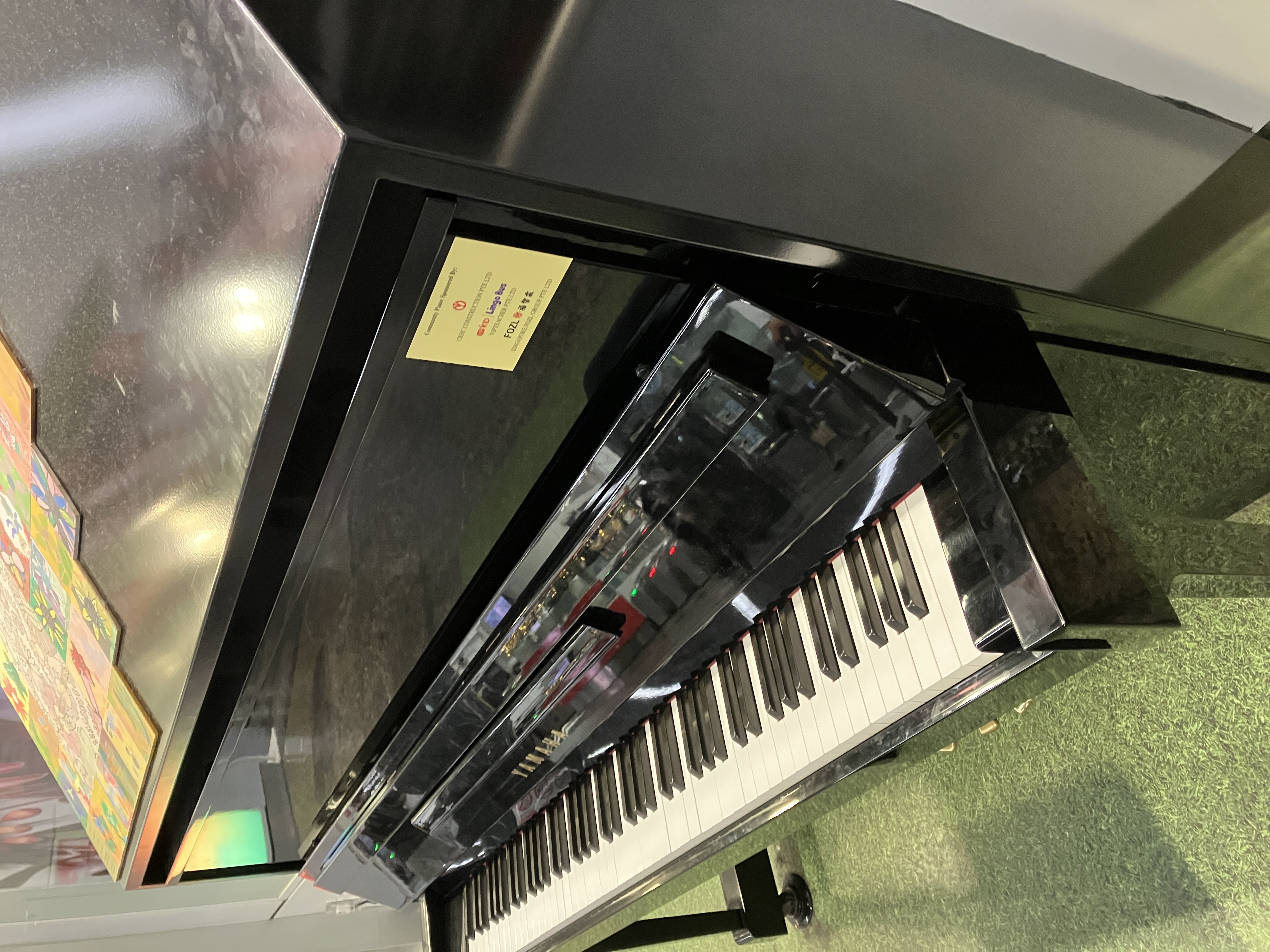 地下鉄の駅のストリートピアノ.どこの駅もこのデザインで統一されていました.