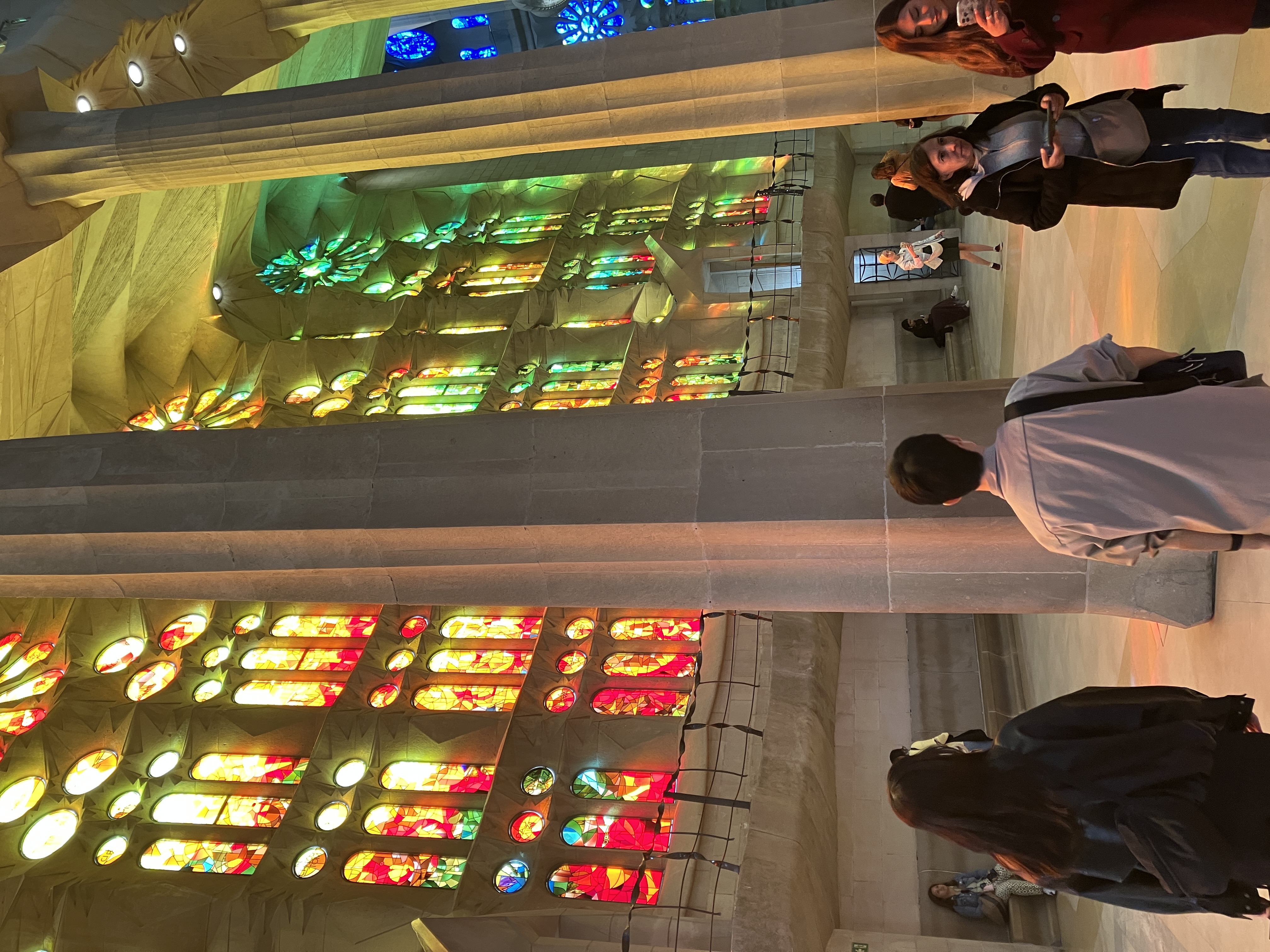 サグラダ・ファミリアの中.ステンドグラス越しの日光が美しかったです.