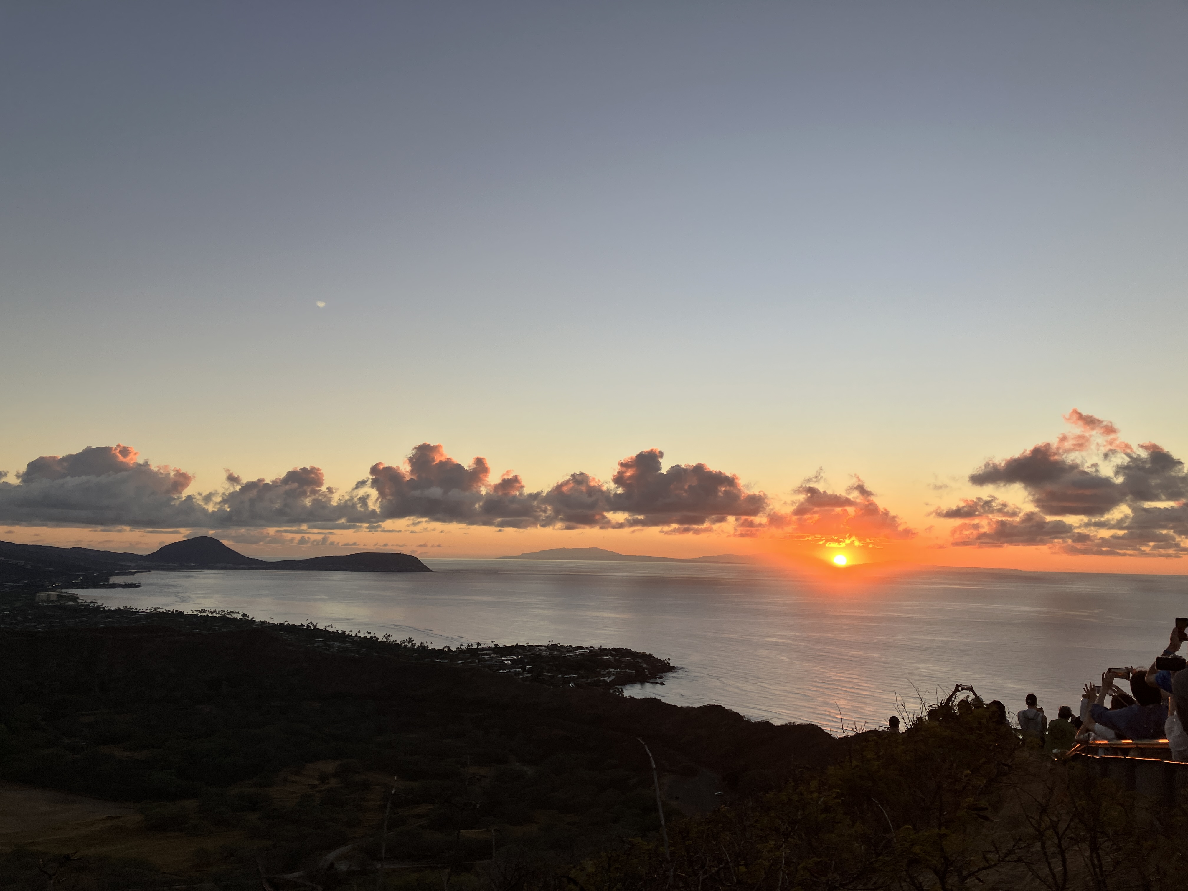 ダイヤモンドヘッド山頂からの日の出.とても美しく,その日の学会参加のエネルギーをチャージできました.