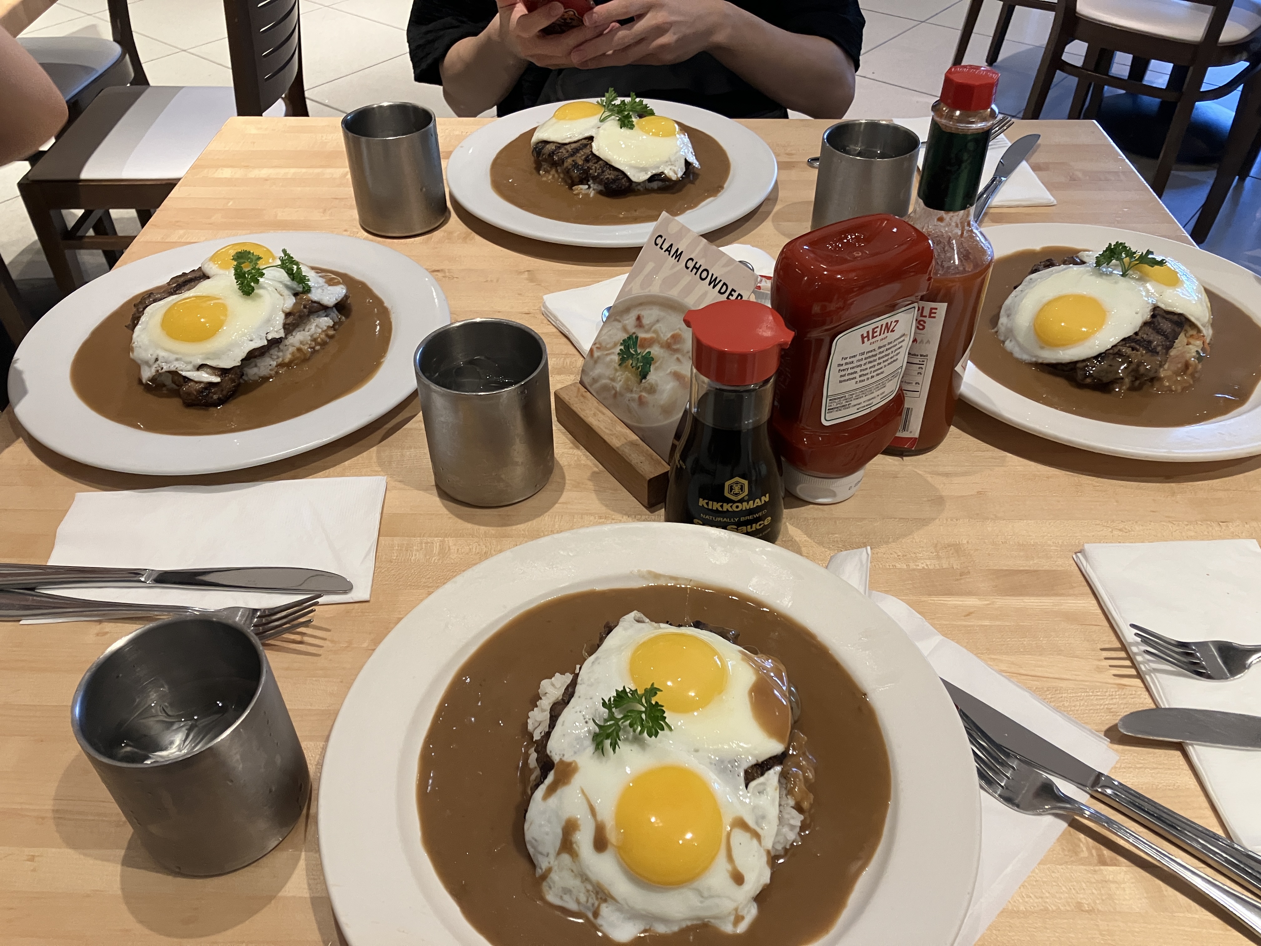 到着して最初のご飯がロコモコでした.Liliha Bakery という,地元民も愛するお店でした.