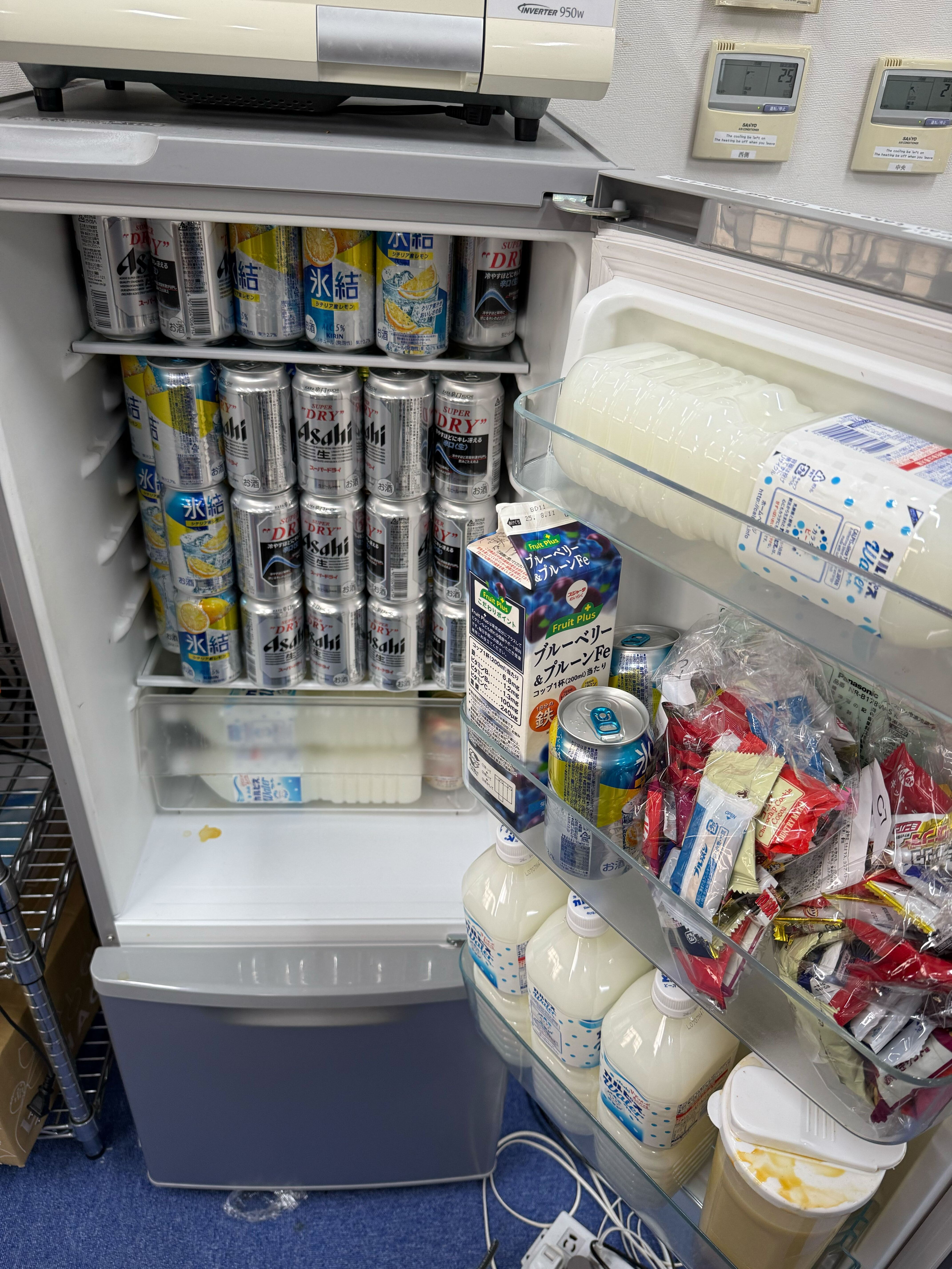 某ドクターが「六方最密構造ダ!!!」(←ホントか?)とテンション上がっていた,冷蔵庫一杯に詰め込まれた,交流会用のアルコール類.