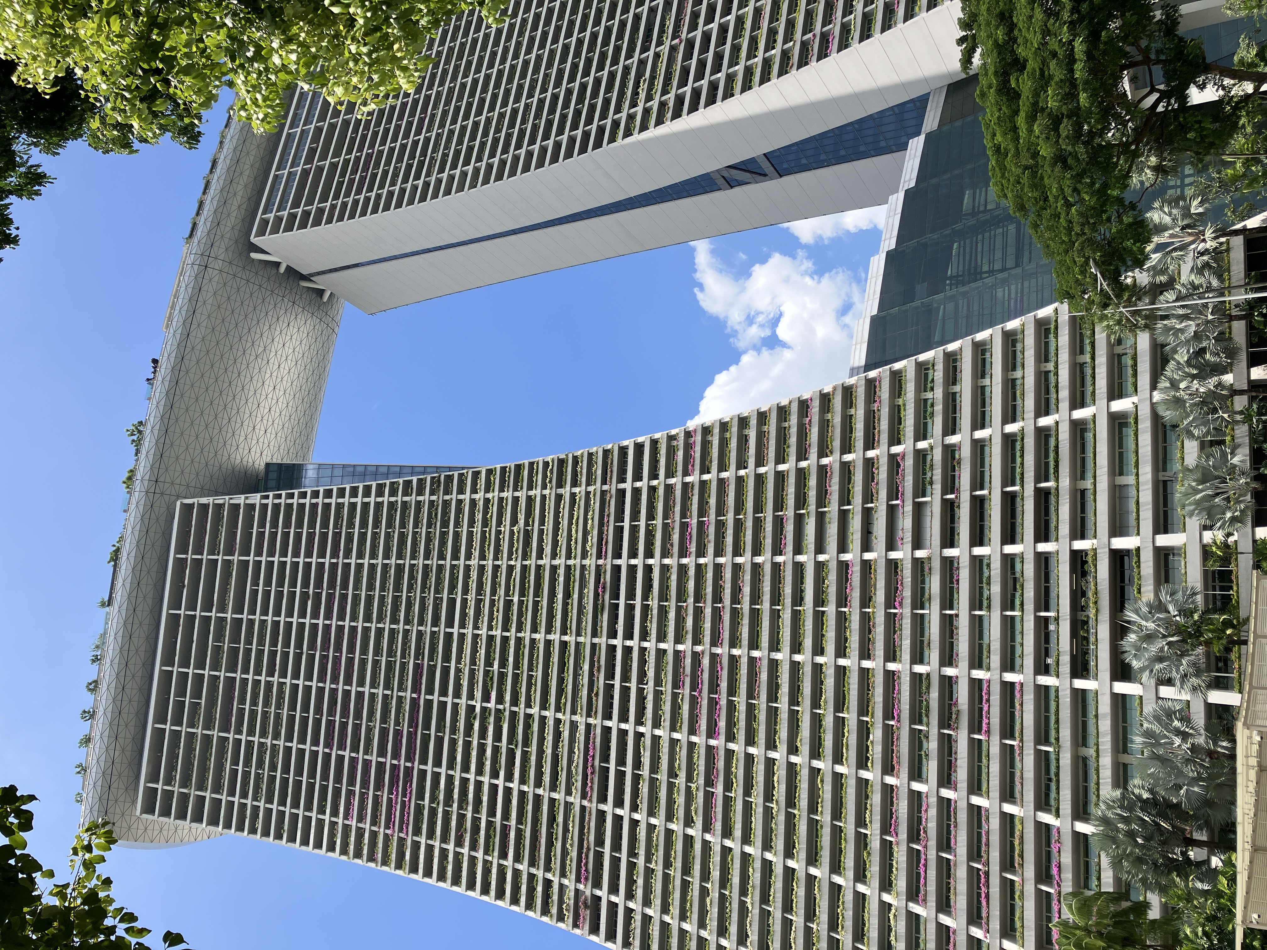 どアップのマリーナベイ・サンズ(コナンの映画で爆破された,ビルの上に船が乗っかってる高級ホテル)