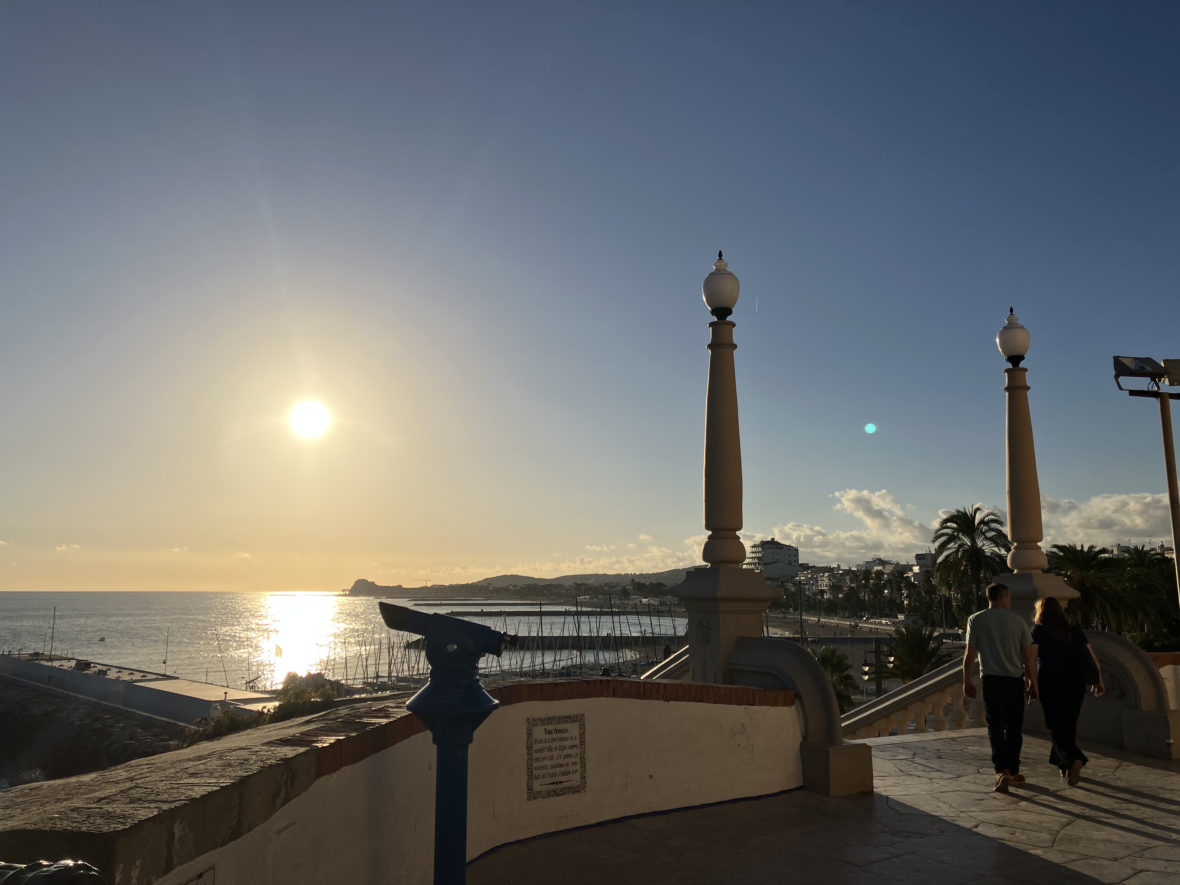 シッチェスという地域の海岸.2組がウェディングフォトの撮影していました.