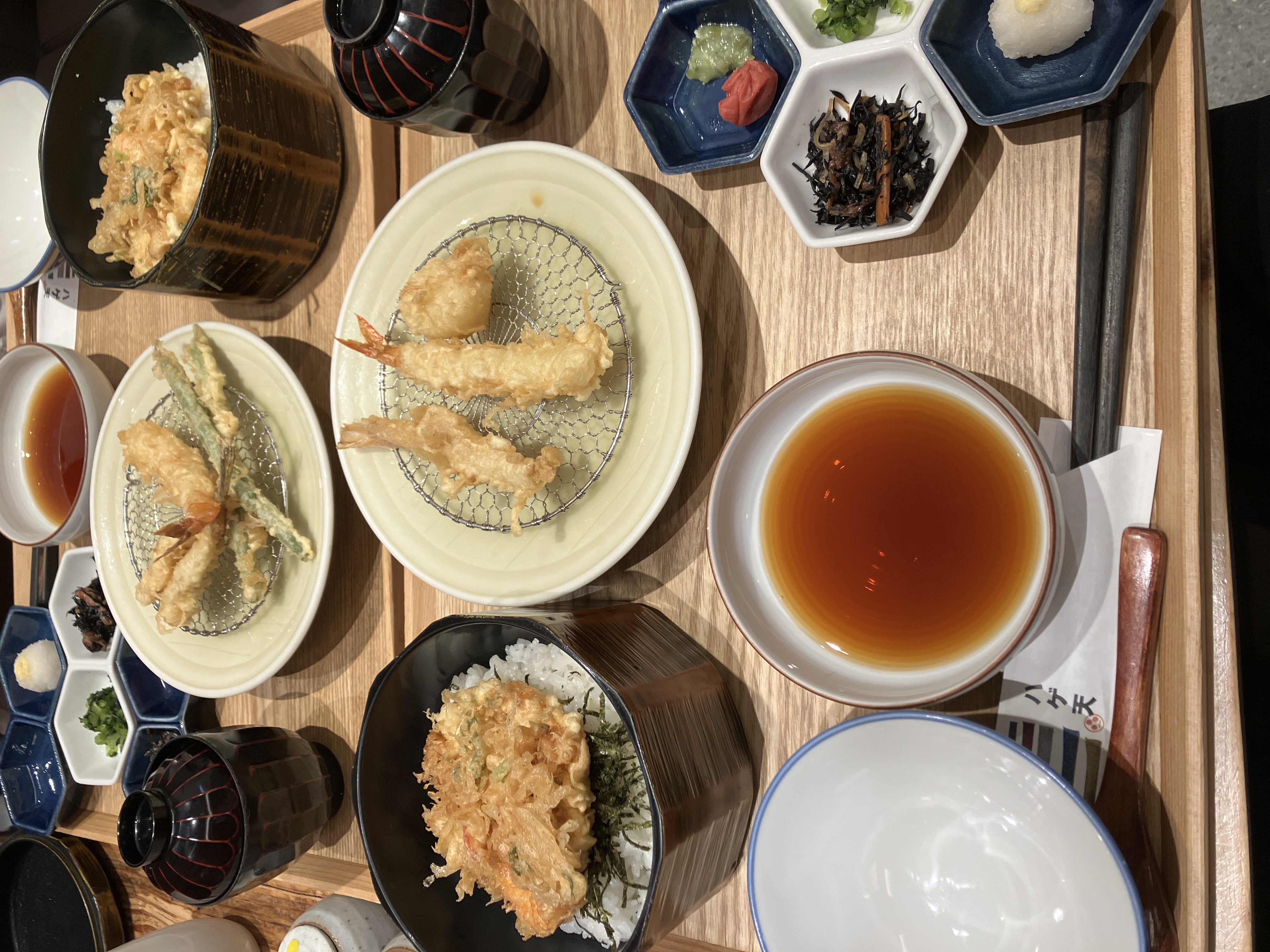 一緒に行った研究室メンバーと食べた天ぷら.揚げたてがどんどん運ばれてきてとても美味しかったです.