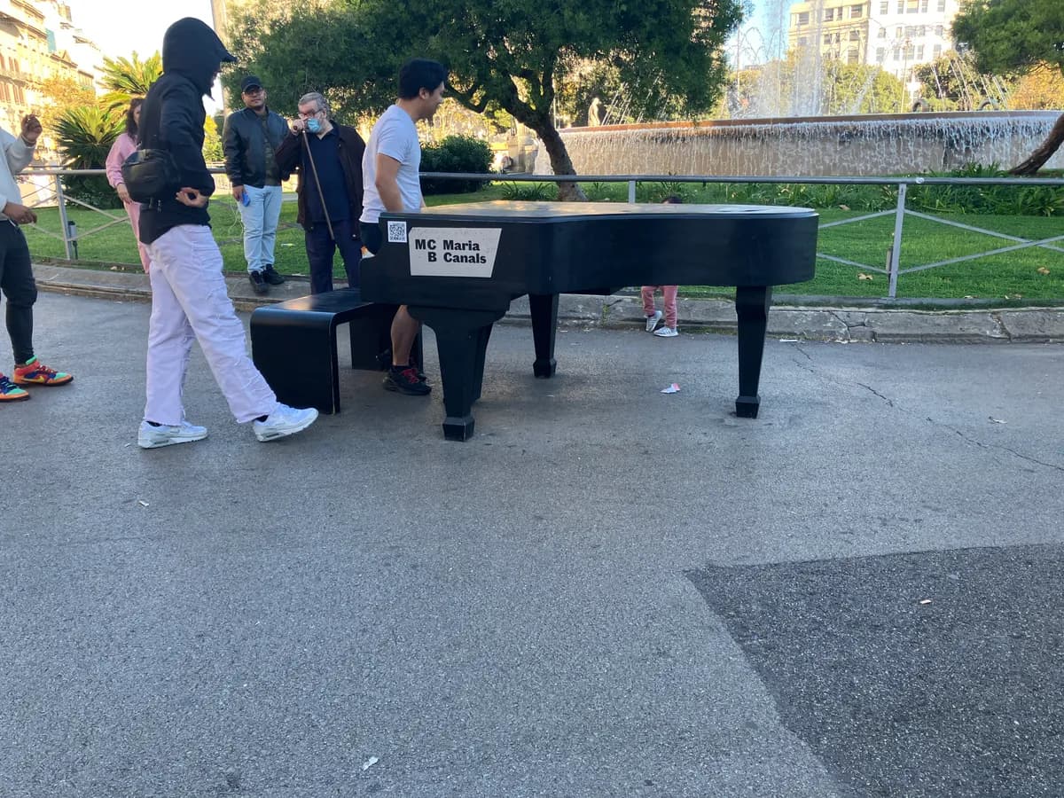 カタルーニャ広場のストリートピアノ．見づらいですが，上部に太陽電池が付いています．