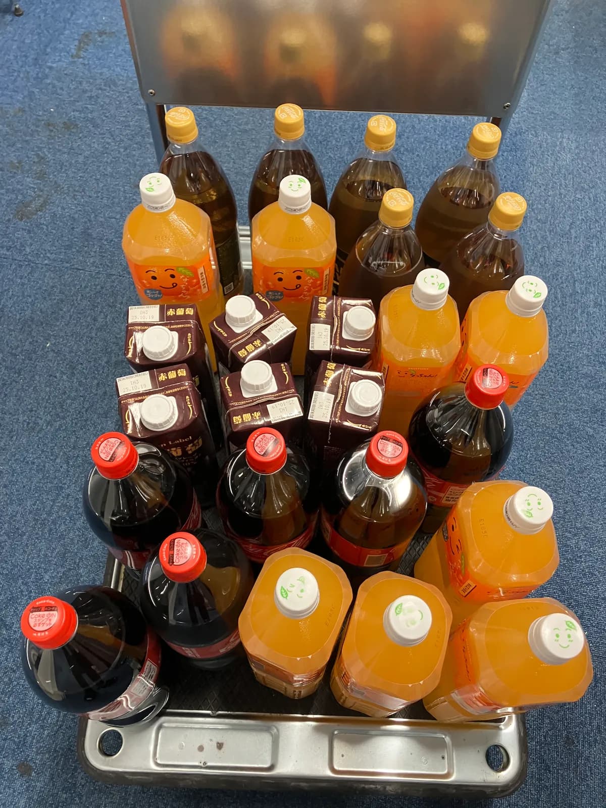 飲み物が多すぎて，台車で運ばないとやってられなかったです．