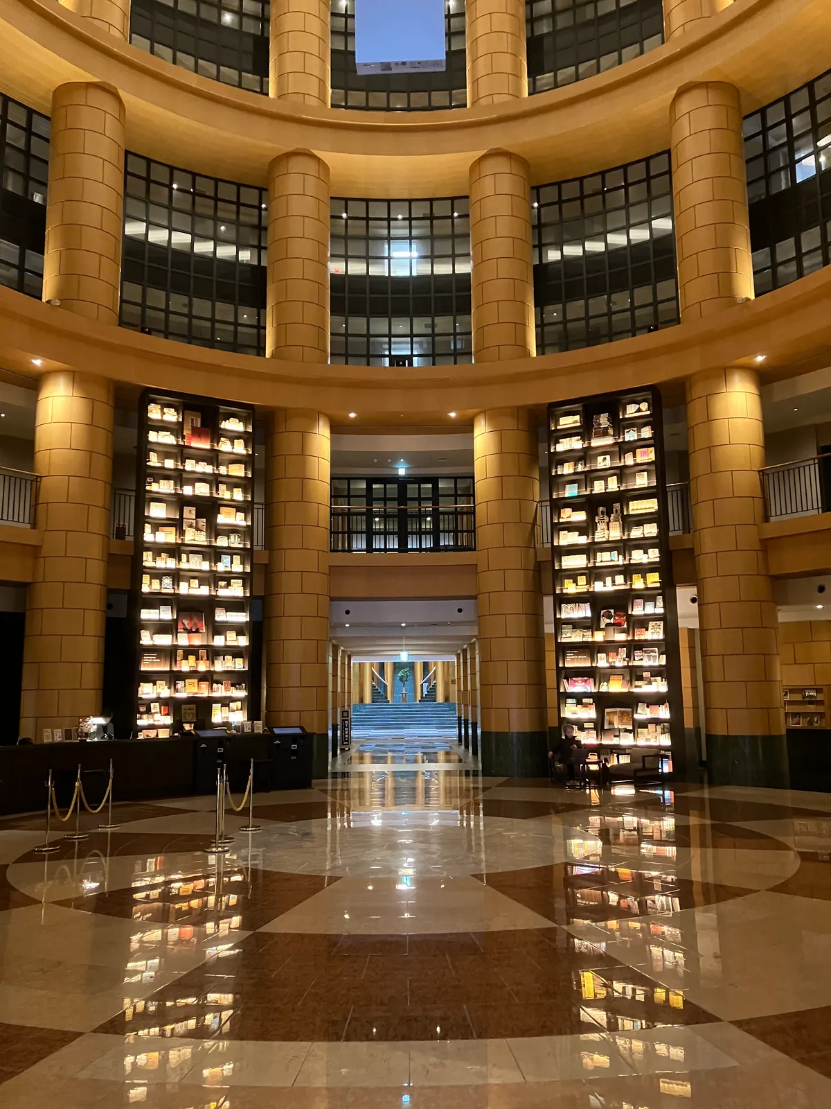 泊まったホテルのロビー．オシャレ．