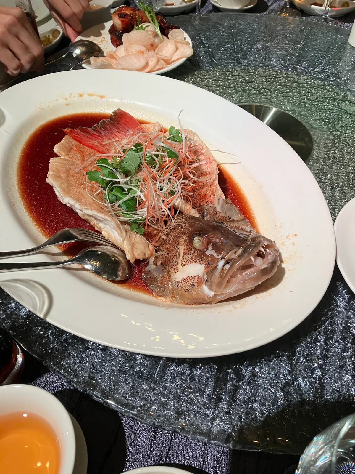 学会のBanquetで出てきた，すごいインパクトの魚料理