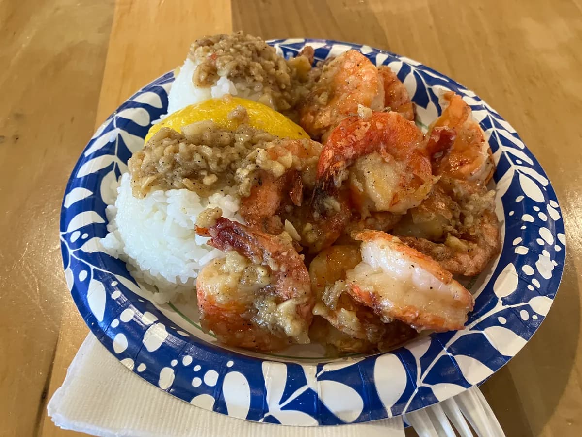 ガーリックシュリンプは，にんにくガツン! エビがプリッ! で美味しかったです．レモンが良い風味でした．