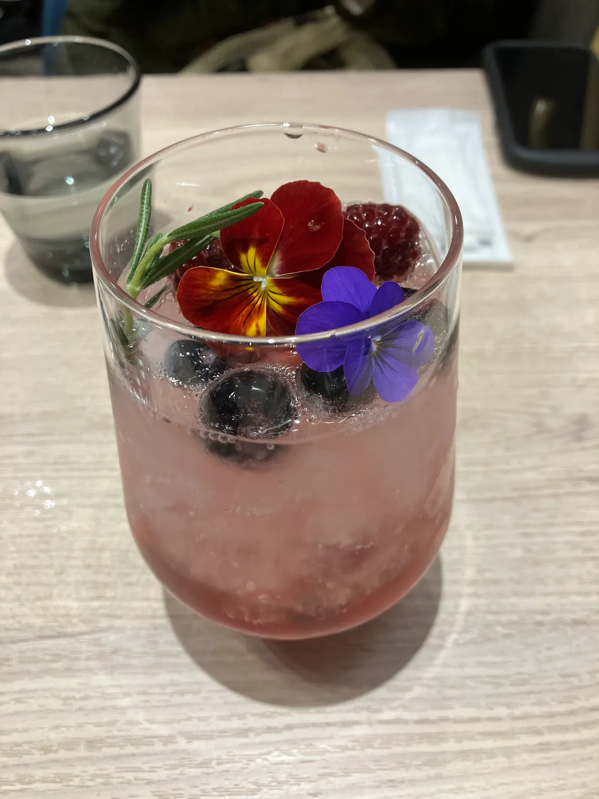 東京駅のカフェで注文したオシャレなサイダー．映える写真を撮る能力はどこかに忘れてきました．