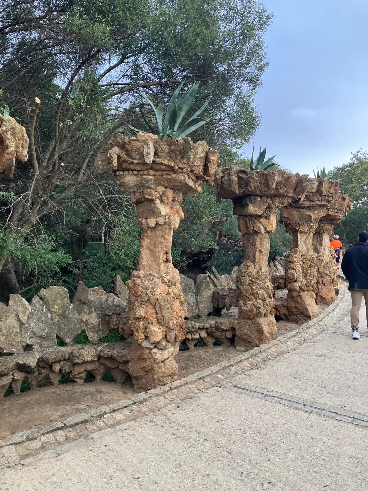 担当教員と訪れたグエル公園．