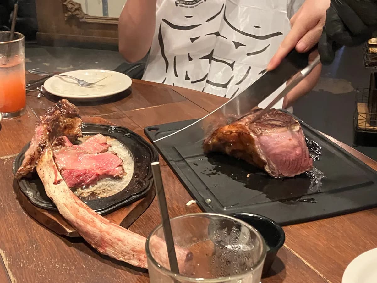 クソデカステーキ．6人で4万円だと・・・!?