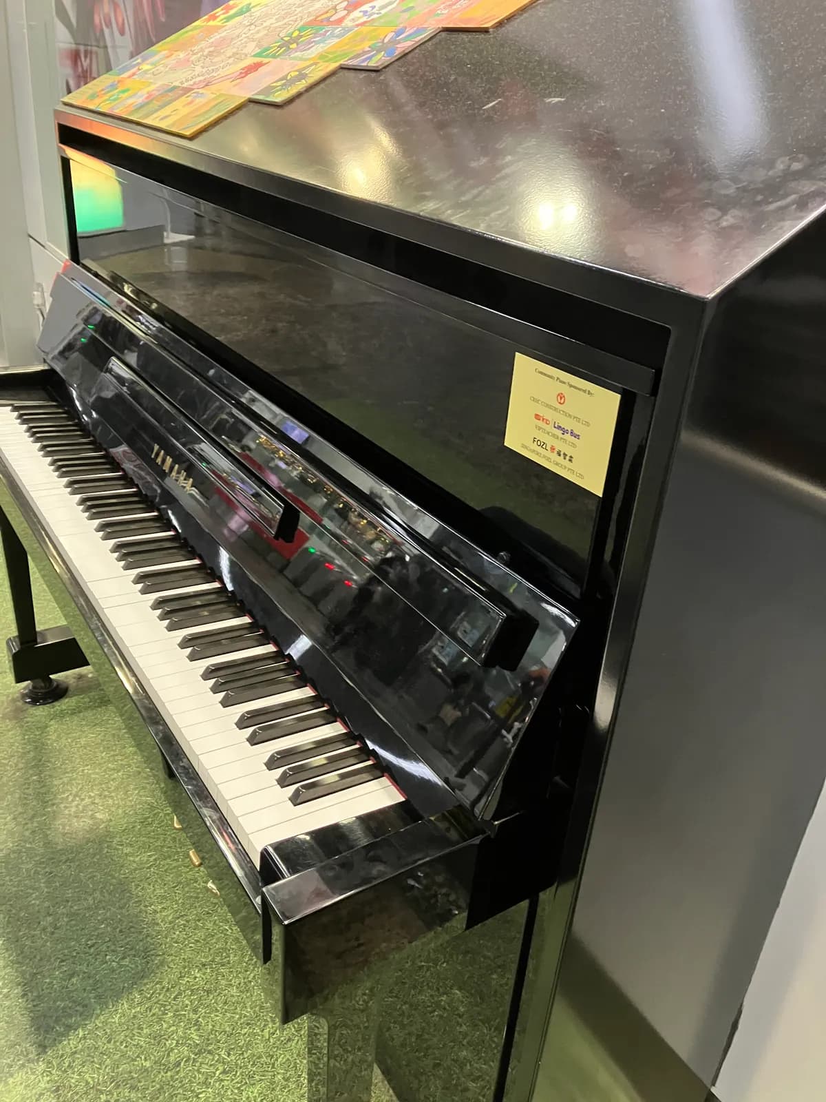 地下鉄の駅のストリートピアノ．どこの駅もこのデザインで統一されていました．