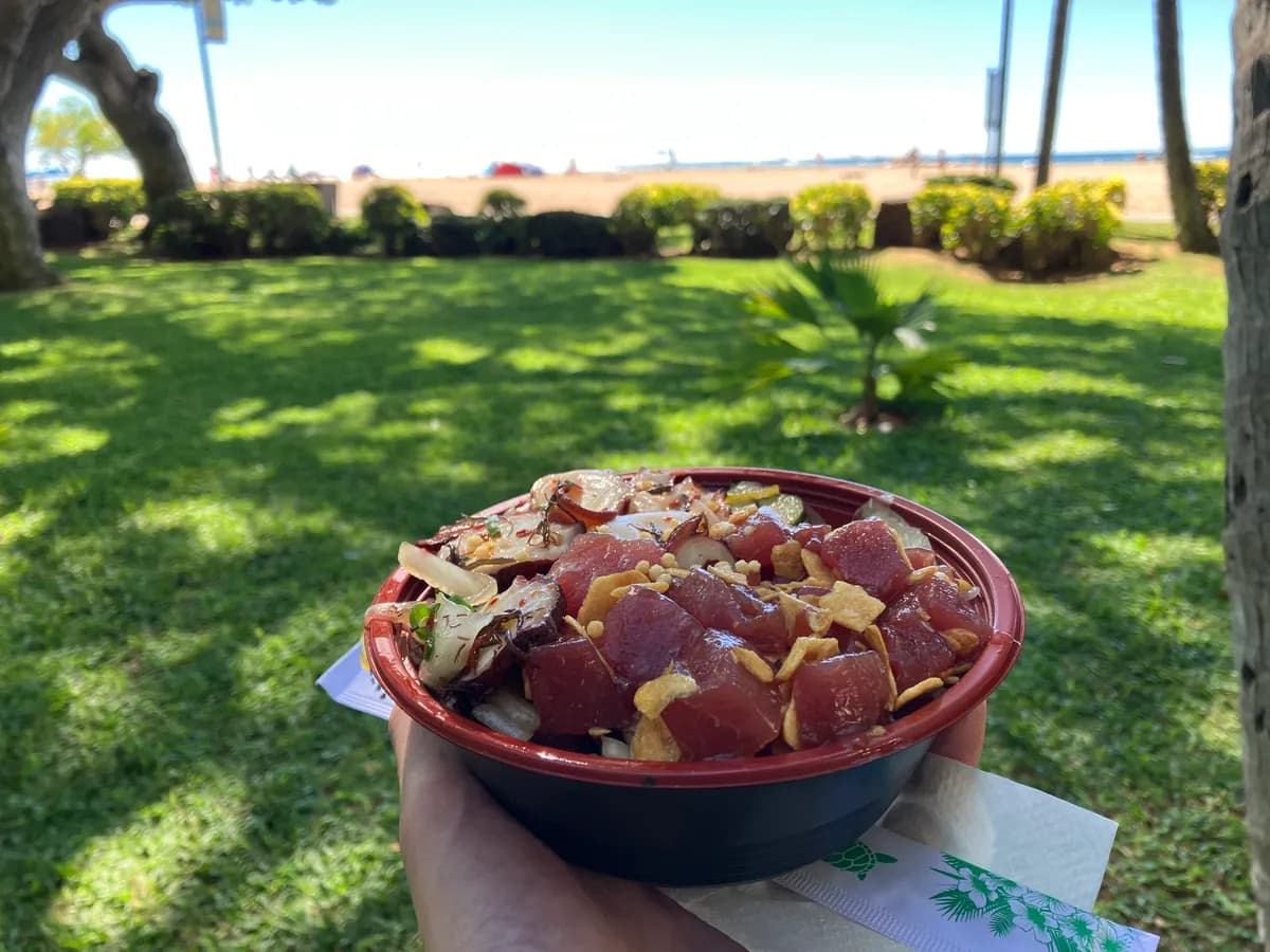 ポキ丼をテイクアウトして，飲食可能な海岸沿いで．Pokeという表記がポケモンを彷彿とさせます．