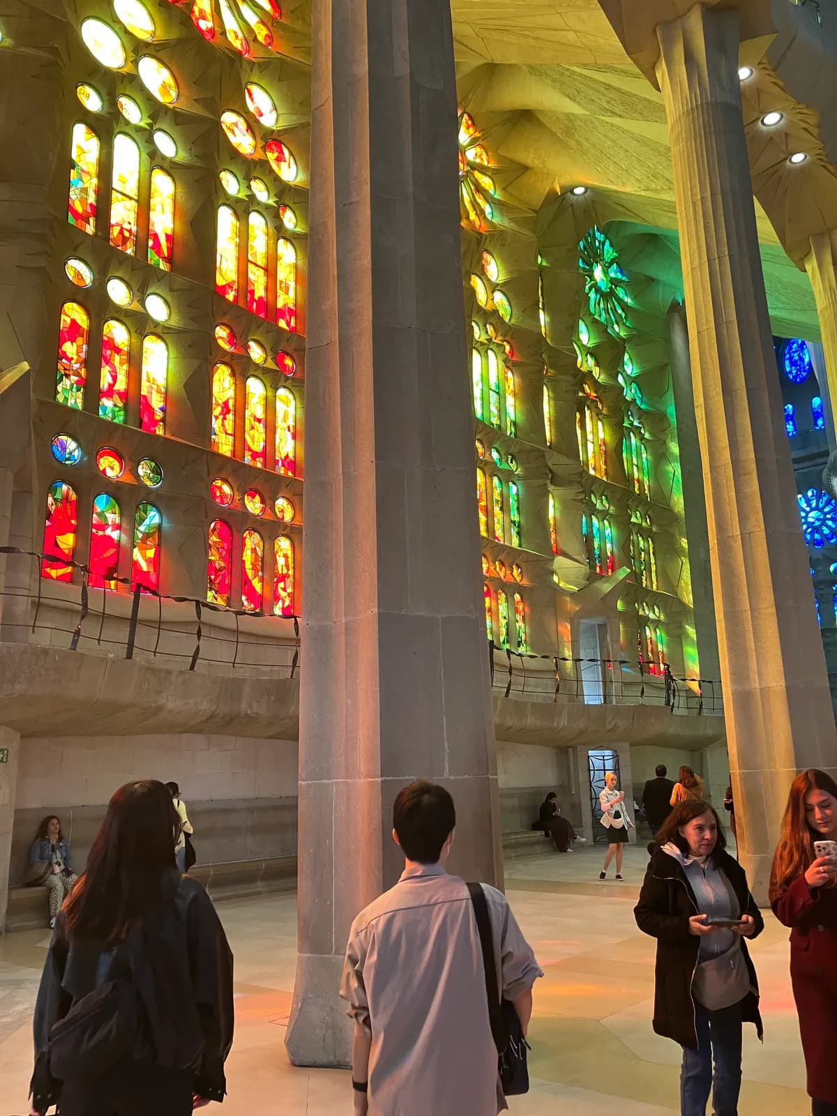 サグラダ・ファミリアの中．ステンドグラス越しの日光が美しかったです．
