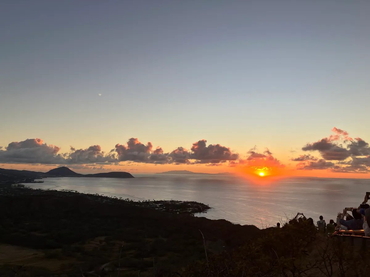 ダイヤモンドヘッド山頂からの日の出．とても美しく，その日の学会参加のエネルギーをチャージできました．