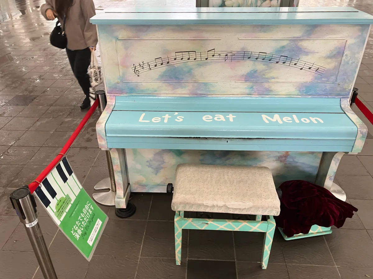 宿泊先最寄り駅・さいたま新都心駅のストリートピアノ．