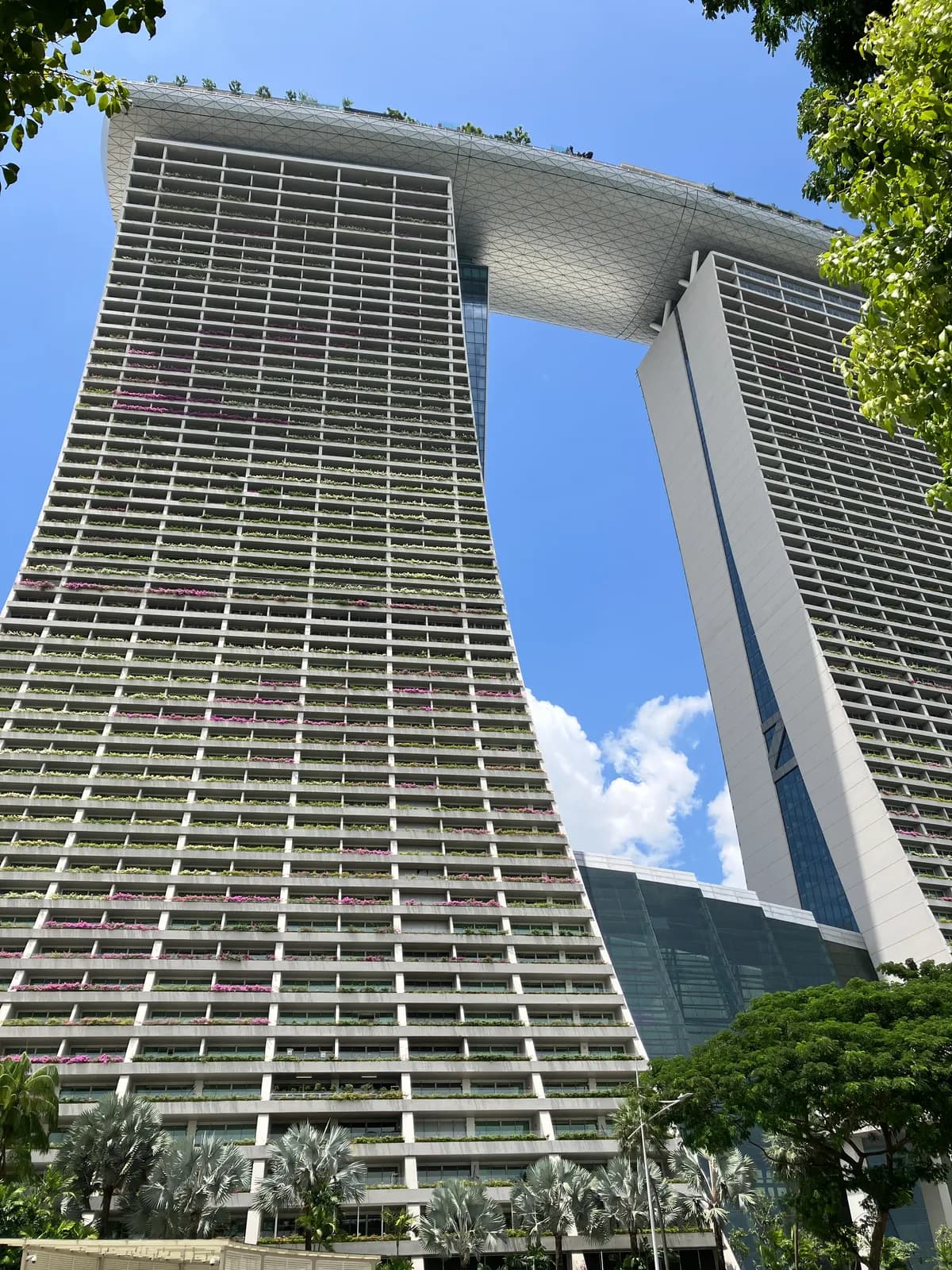 どアップのマリーナベイ・サンズ（コナンの映画で爆破された，ビルの上に船が乗っかってる高級ホテル）