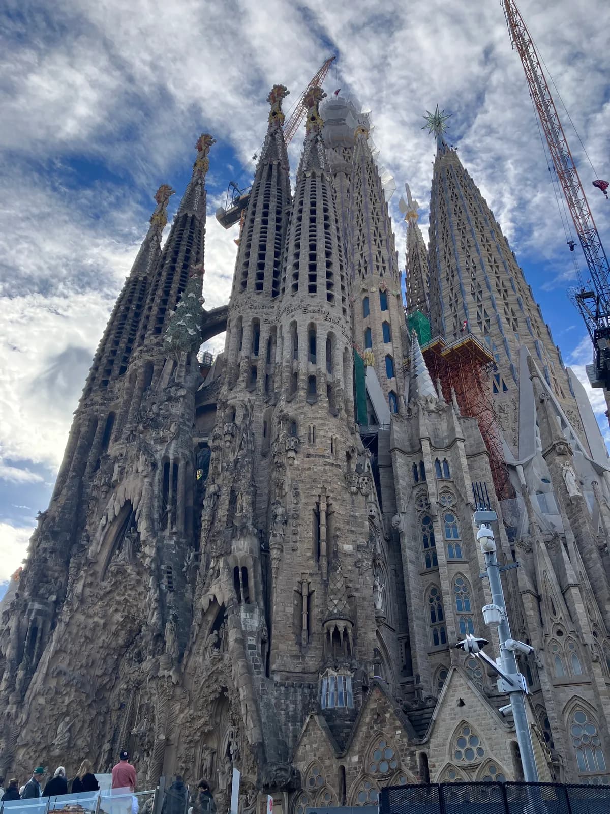 バルセロナで最も有名な建築物のひとつ，サグラダ・ファミリア．