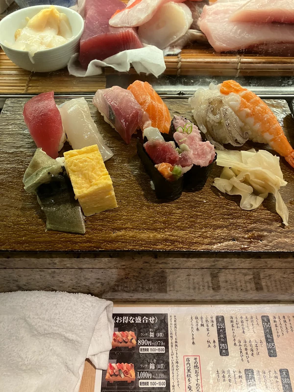 築地の寿司．美味しくて，追加で何貫も注文してしまいました．