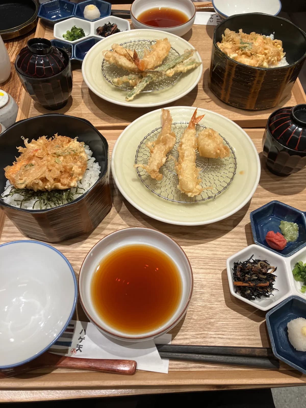 一緒に行った研究室メンバーと食べた天ぷら．揚げたてがどんどん運ばれてきてとても美味しかったです．