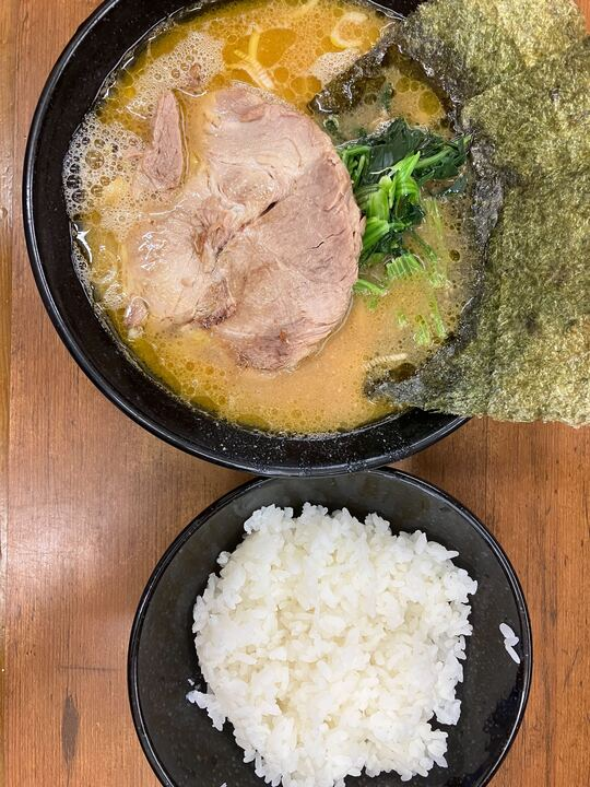 名城大学の目の前にある家系ラーメン屋での1杯。ボリューム満点。